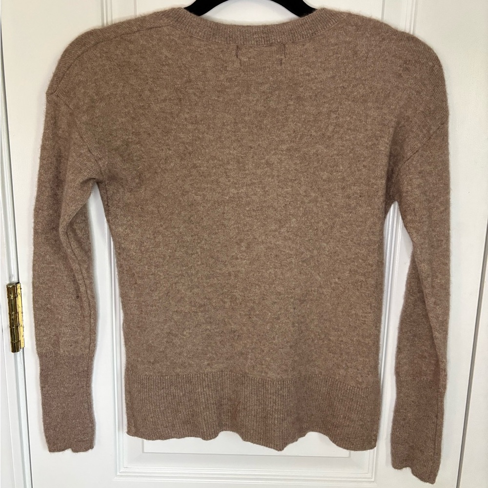 Tahari 100% Cashmere V-Neck Sweater Tan Taupe Beige Soft Women’s Small - Picture 3 of 3